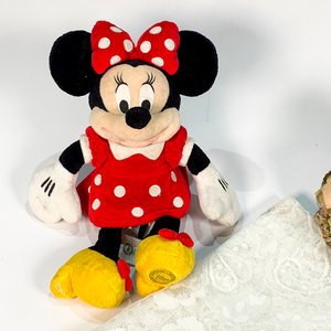 Lote de 3 piezas: Muñeca musical, figura Minnie y mantel de hilo - imagen 3