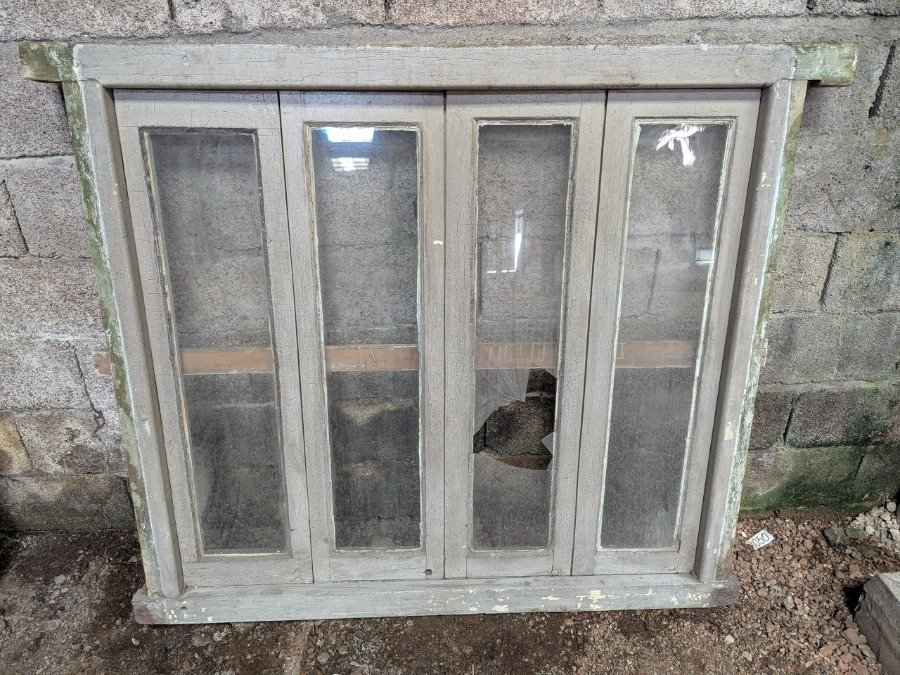 Ventana con cuatro hojas batientes en cedro, falleba y marco de pinotea. - imagen 3