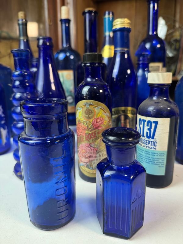 Colección de botellas y vasos de vidrio azul - imagen 2