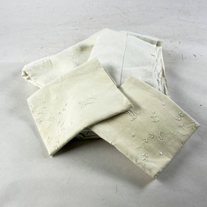 Lote de Textiles Blancos: Mantel, Sábana y Servilletas Bordadas - imagen 1