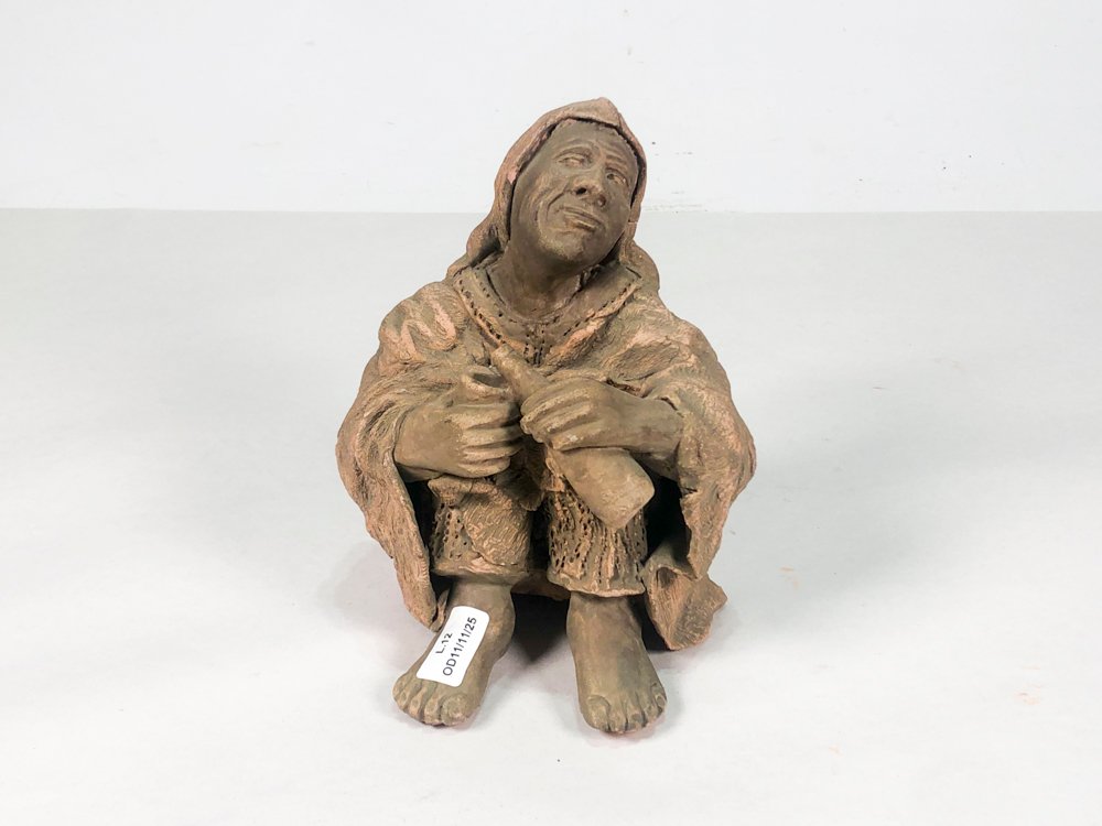 Escultura en cerámica de hombre encapuchado con botella y vaso - imagen 2