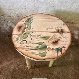 Mesita de Arrime Redonda Restaurada con Diseño Floral - imagen 3