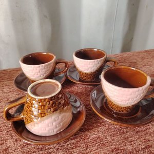 Juego de 4 pocillos de cerámica con relieve y platos - imagen 5