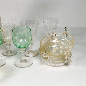 Lote de Cristalería Vintage: Copas, Azucarero y Centro de Mesa con Decoración Floral y Geométrica - imagen 5