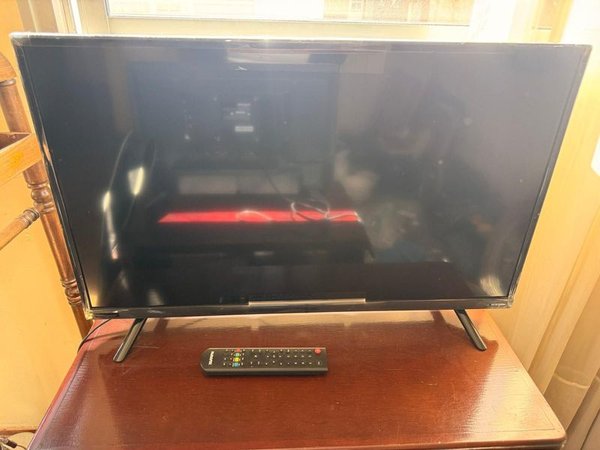 Televisor LED Panavox Modelo 32DC63 con Control Remoto