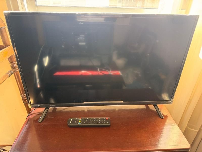 Televisor LED Panavox Modelo 32DC63 con Control Remoto