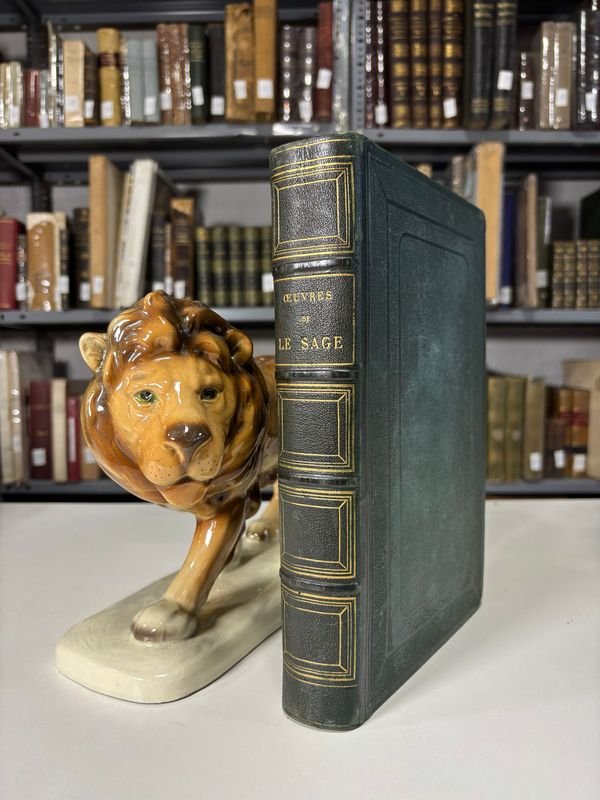 Lote anterior: Libros antiguos con estatuas de león y oso polar