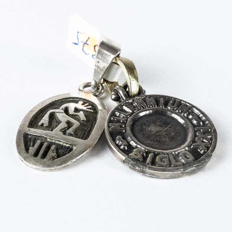 Dijes de plata con diseño en negro - imagen 2