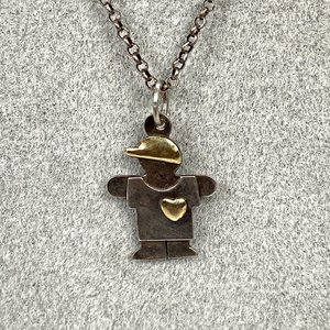 Cadena de Plata con Colgante de Niño y Par de Aritos Dorados - imagen 3