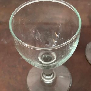 Juego de Vasos y Copas de Vidrio con Diseño Texturizado - imagen 6