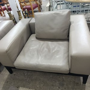 Sillón de Estilo Contemporáneo "Camerich USA" en Cuero Gris con Base de Madera Maciza - imagen 6