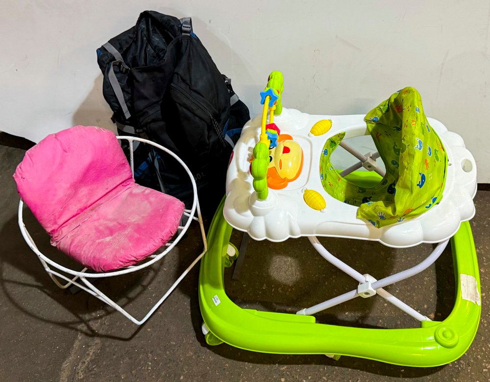 Lote siguiente: Mochila para bebés con base metálica y silla infantil