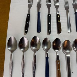 Lote de Cubiertos Metálicos y Cubierteros de Plástico - imagen 2