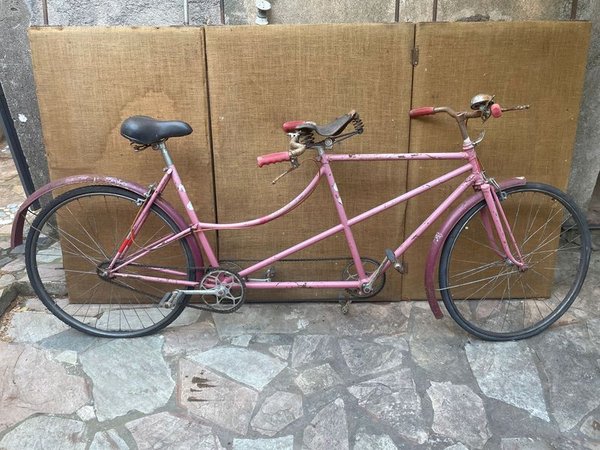 Bicicleta Tándem Rosa Antigua con Asiento de Cuero a Reparar