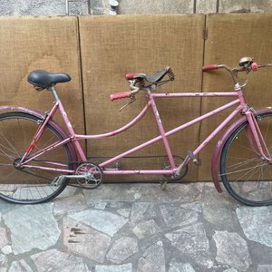 Lote anterior: Bicicleta Tándem Rosa Antigua con Asiento de Cuero a Reparar