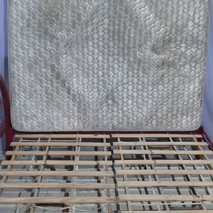 Cama de Caño Roja 2 Plazas con Parrilla de Madera y Colchón Capitoné - imagen 2
