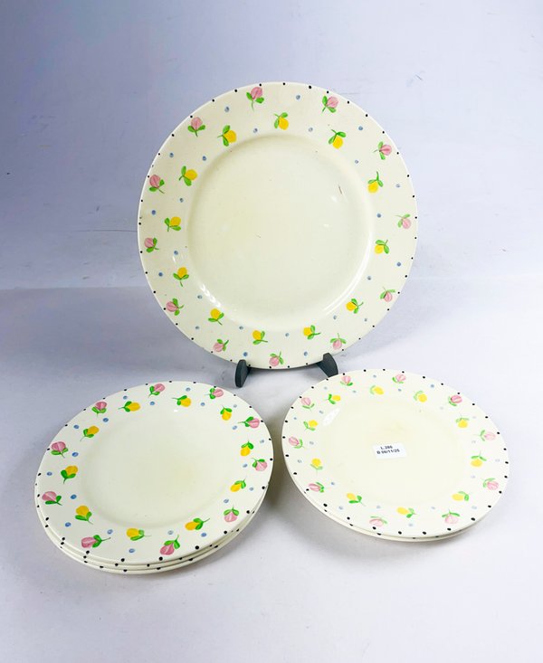 Platos de porcelana inglesa beige con diseño floral - imagen 1