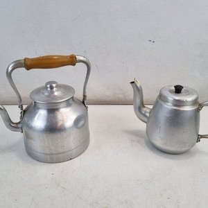 Lote siguiente: Par de Cafeteras de Aluminio Vintage con Detalles