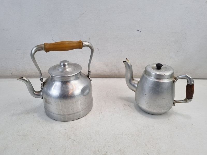 Par de Cafeteras de Aluminio Vintage con Detalles