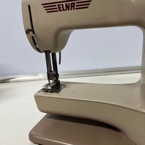 Máquina de Coser Elna Junior Suiza con Estuche Metálico - imagen 4