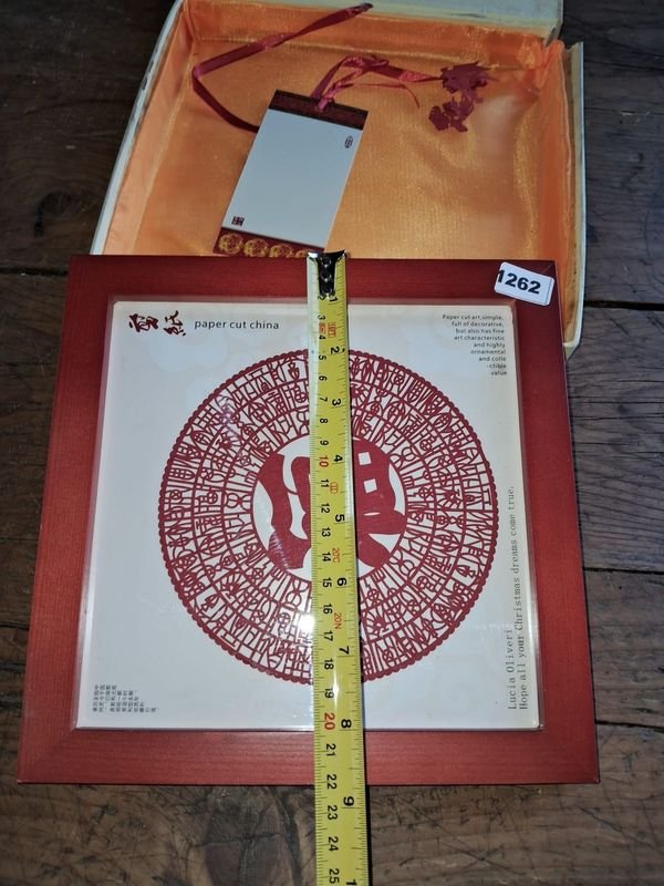 Lote siguiente: Cuadro decorativo chino con marco rojo y papel cortado