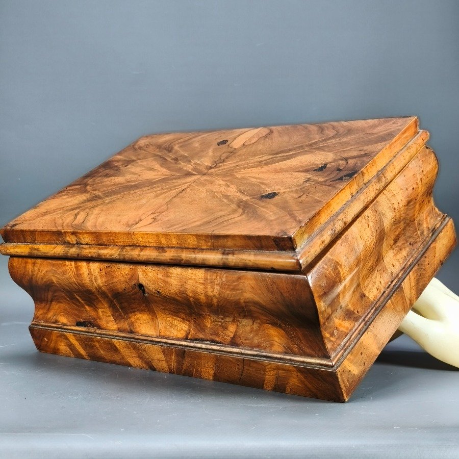 Cofre de madera con dos cajones y detalles en español - imagen 10