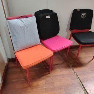 Lote de 3 Sillas de Comedor Tapizadas Rojas con Almohadones - imagen 3