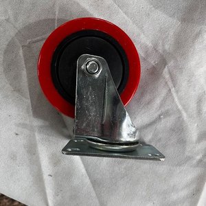 Lote siguiente: Set de 6 Ruedas Rojas con Base Metálica