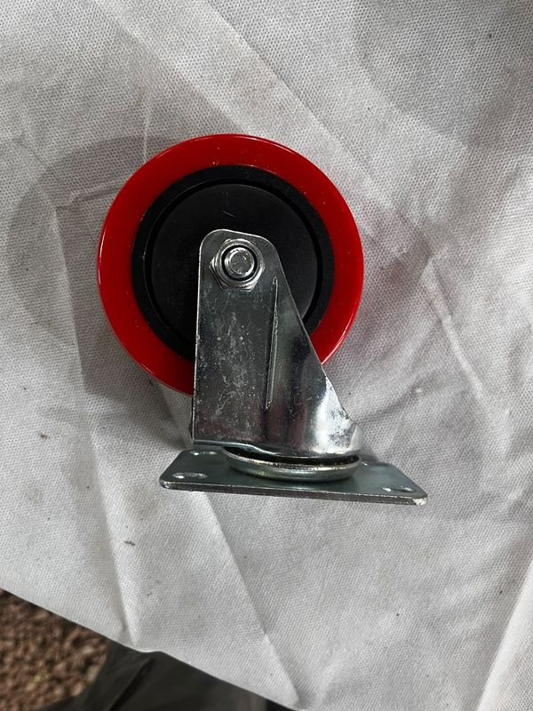 Set de 6 Ruedas Rojas con Base Metálica