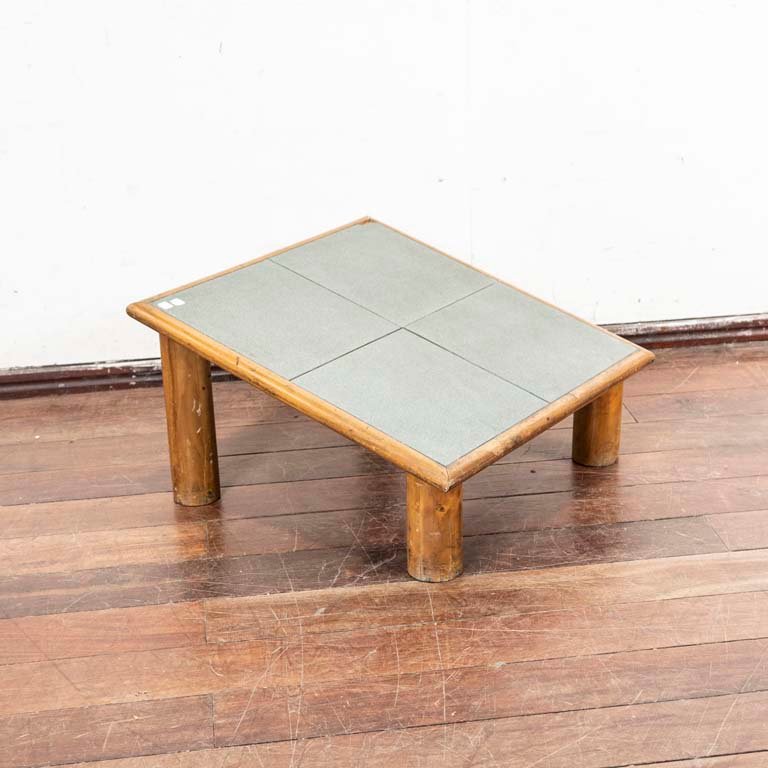 Lote siguiente: Mesa de madera con tapa de baldosas en buen estado