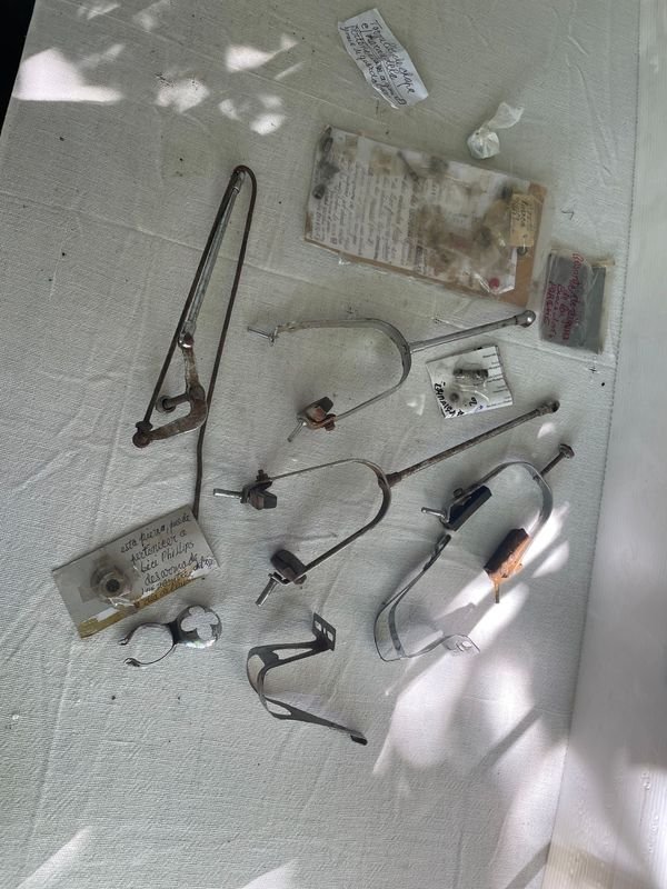 Lote de Repuestos de Frenos de Bicicleta y Tornillería Variada - imagen 1