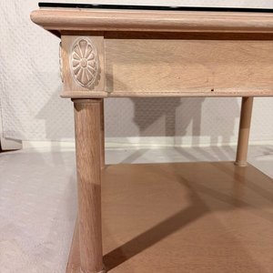 Mesita Auxiliar de Madera Clara con Detalles Tallados - imagen 2