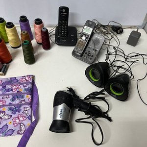 Lote de Hilos, Secador de Pelo Ufesa, Teléfonos Motorola y Panasonic, Parlantes Genius y Cartera Violeta - imagen 6