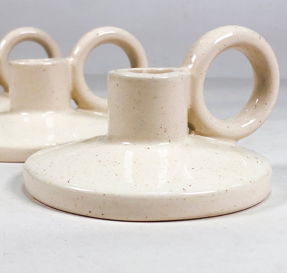 Tres candeleros en cerámica blanca de 10 x 5 cm - imagen 3