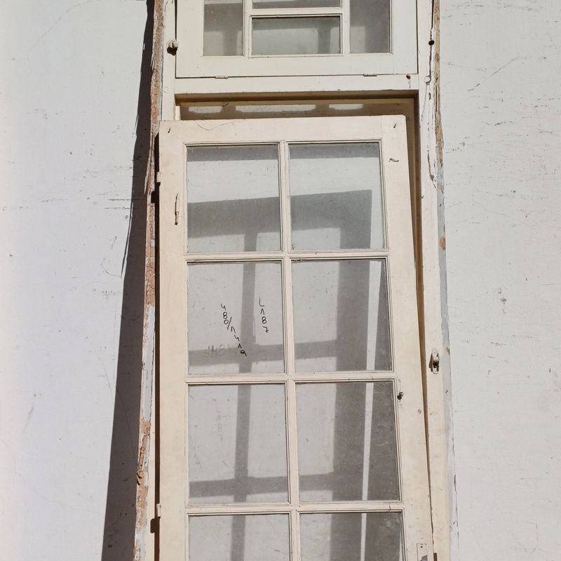 Puerta de tablero en cedro con vidrios estilo colonial y marco de pinotea - imagen 3