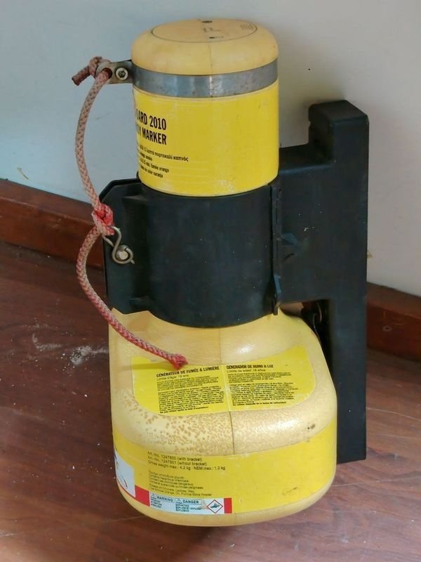 Marcador de Emergencia Hombre al Agua Pyrotech Man Over Board 2010 Amarillo/Negro