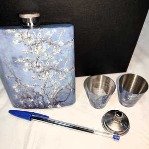 Set de Petaca y Vasos con Diseño "Ramas de Almendro en Flor" de Van Gogh en Acero - imagen 4
