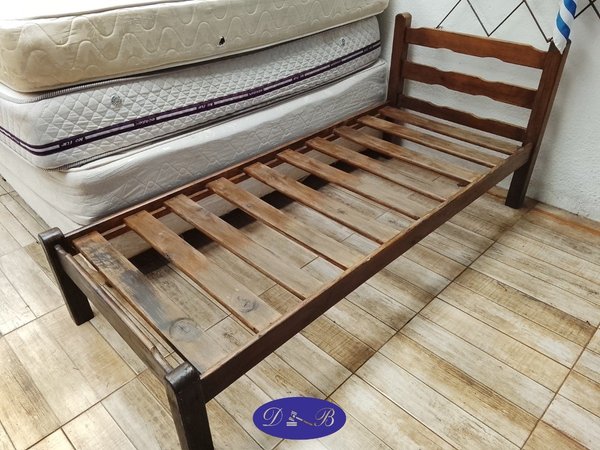Cama de Una Plaza Antigua de Madera
