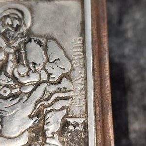 Caja de Madera con Tapa Metálica Decorada "Uruguay" y Monedas - imagen 8