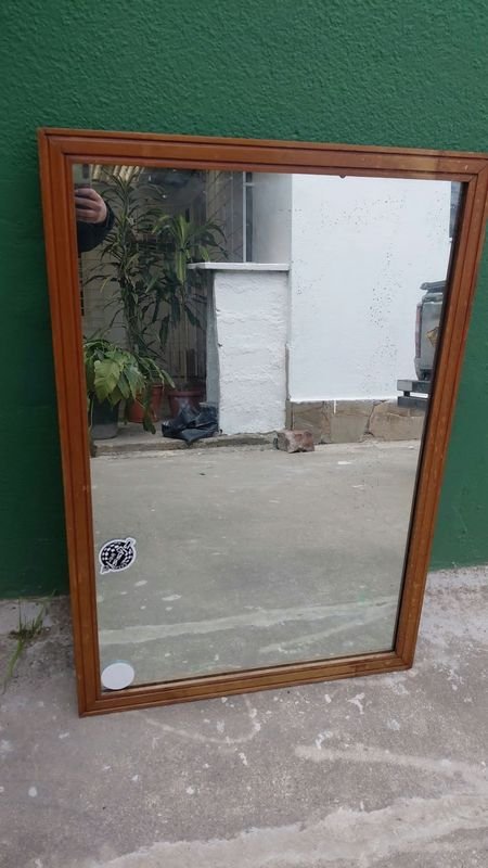Espejo Grande con Marco de Madera
