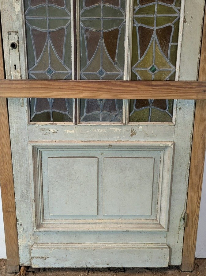Puerta antigua con vitraux coloridos y marco de pinotea - imagen 10