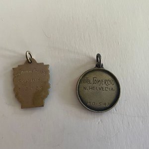 Lote de 2 Medallas de Colección: Turismo Colonia 1950 y Hotel Comercio Nueva Helvecia 1948 - imagen 4