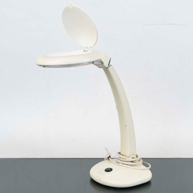 Lote siguiente: Lámpara de aumento con lente ajustable