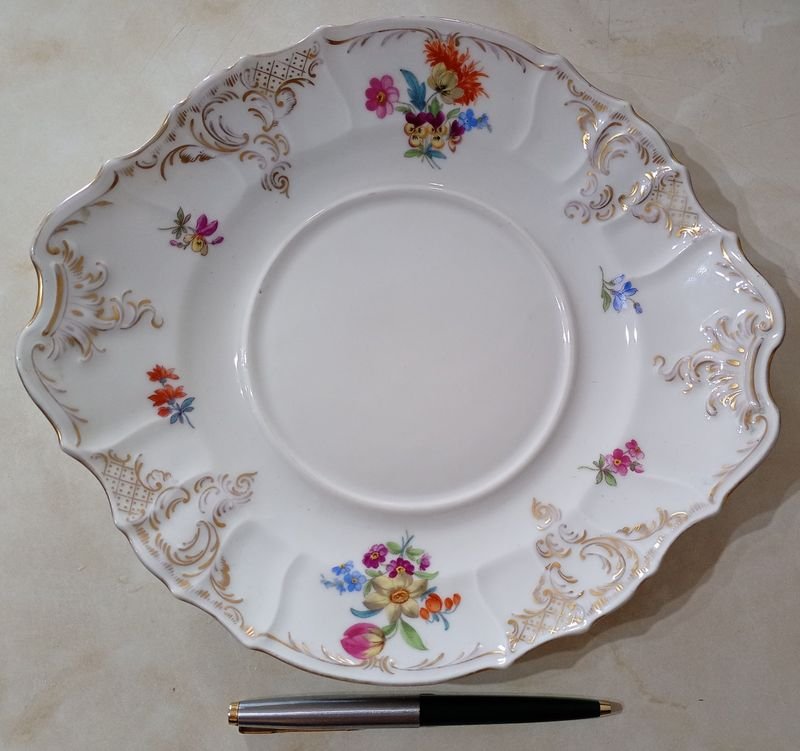 Bandejita de porcelana con decó al doré y floral - imagen 1
