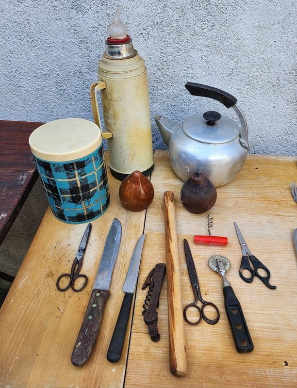 Lote de Utensilios de Cocina y Termo Vintage para Colección