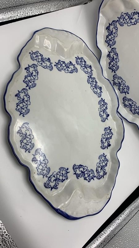 Porcelana antigua con patrón floral y bordes escamados - imagen 2