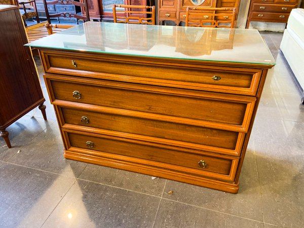 Cómoda de madera con tapa de mármol y vidrio