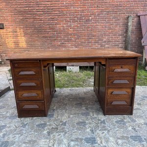 Escritorio de Roble con 8 Cajones y Detalles en Lustre - imagen 2