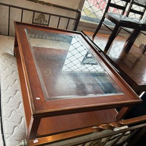 Lote siguiente: Mesa de Comedor de Madera con Sillas Estilo Clásico
