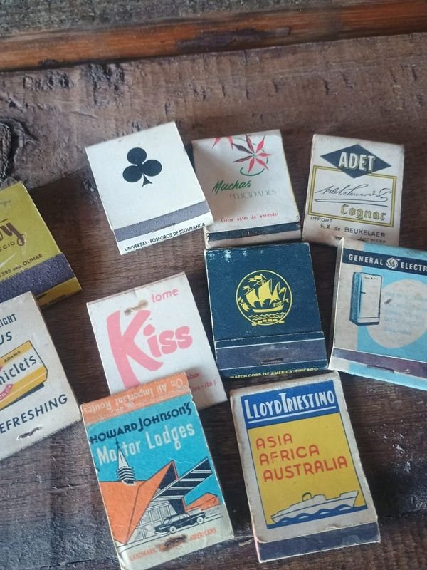 Colección de cajas de cerillos con diseños y colores variados - imagen 4